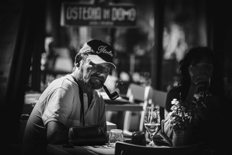 Fotografia in bianco e nero: uomo con pipa in un momento di quiete – Girlando Alessi