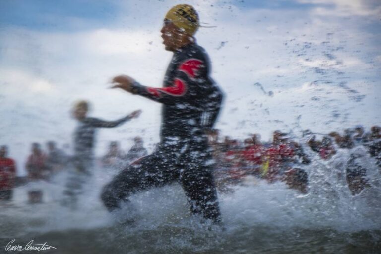 Triathlon: movimento, immersione e atmosfera tra atleta e pubblico in primo piano