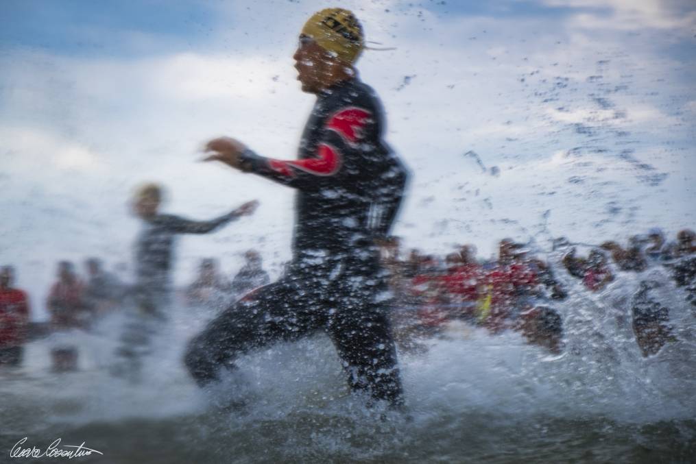 Triathlon: movimento, immersione e atmosfera tra atleta e pubblico in primo piano