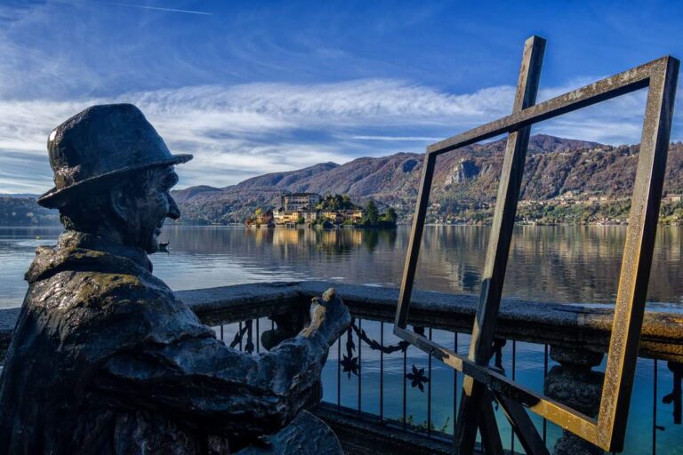 Dipingere con la luce: incontro tra memoria, statua e lago in un sfumato dialogo di cornici