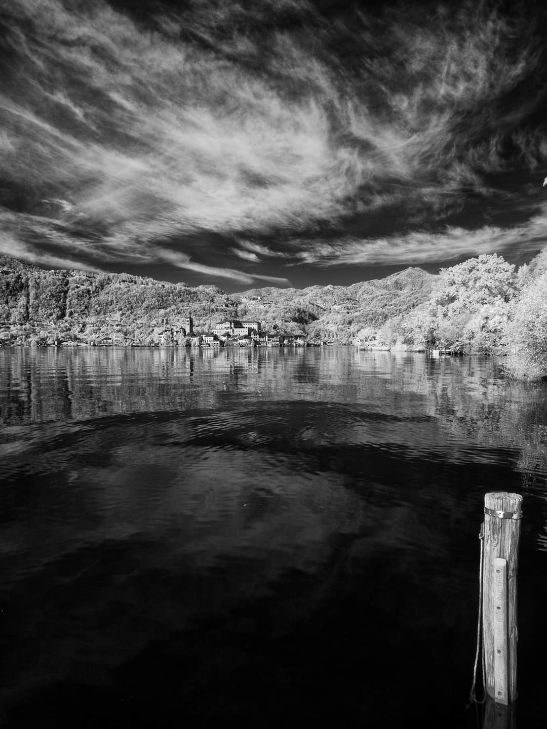 Lago di Orta in infrared BW: texture, linee orizzontali e silenzio notturno del cielo