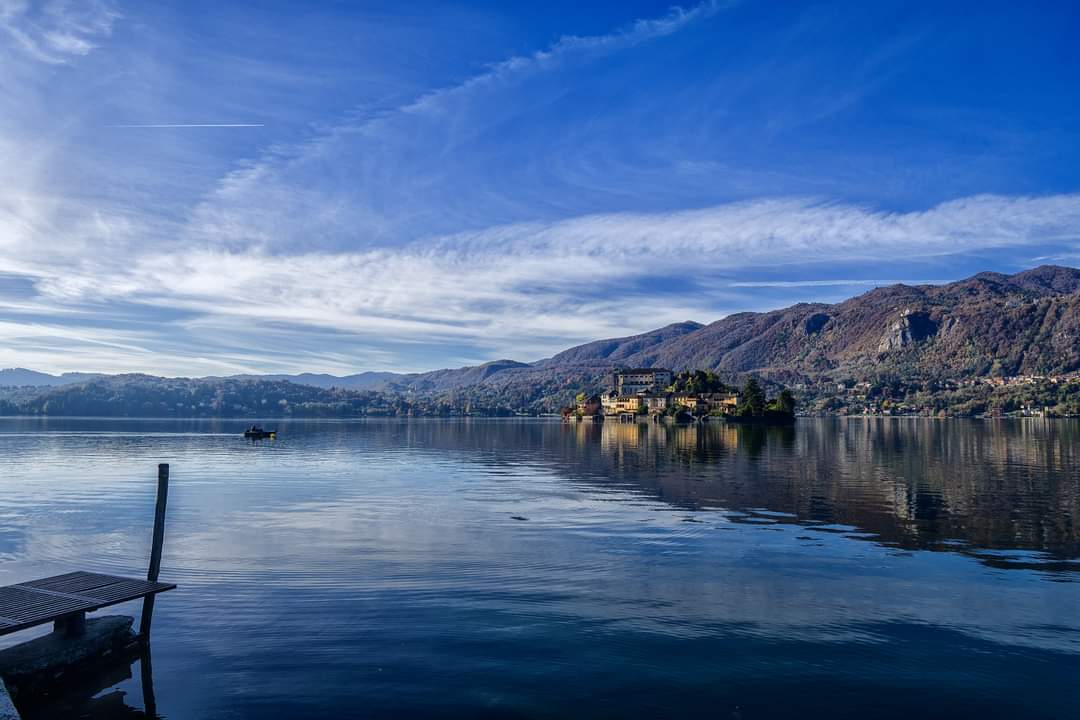 Lago di Orta: quiete, linea d’orizzonte e riflessi delicati tra lago e monti