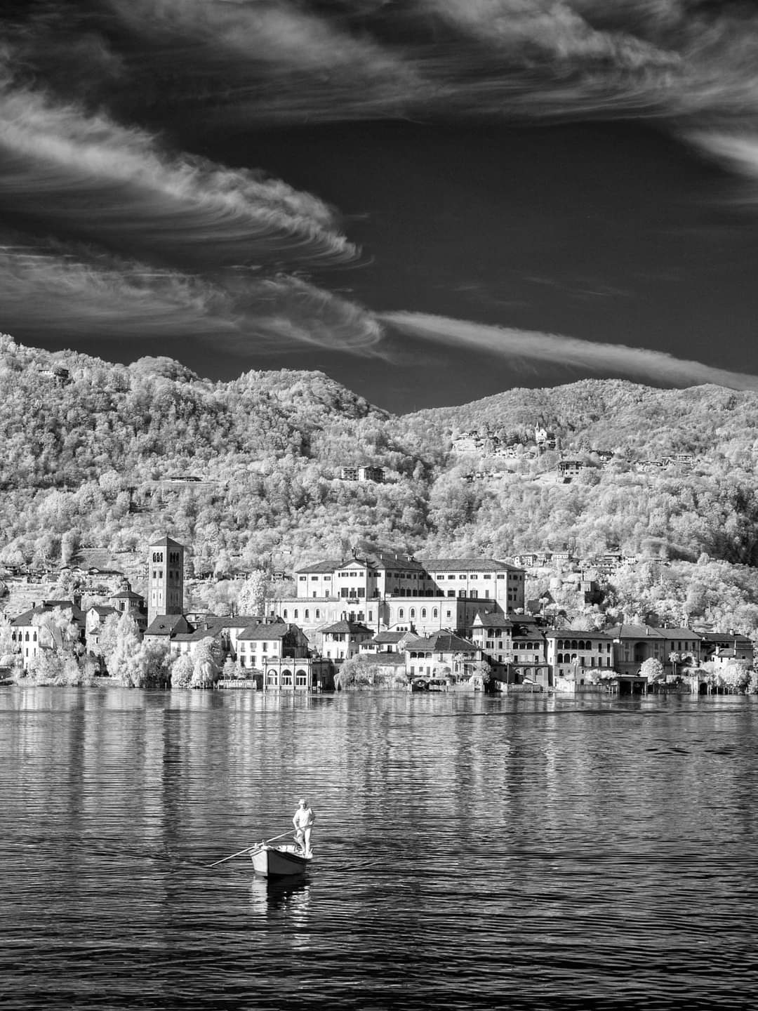 Lago di Orta in infrarosso: riflessi, architetture e quieta contemplazione sulla barca