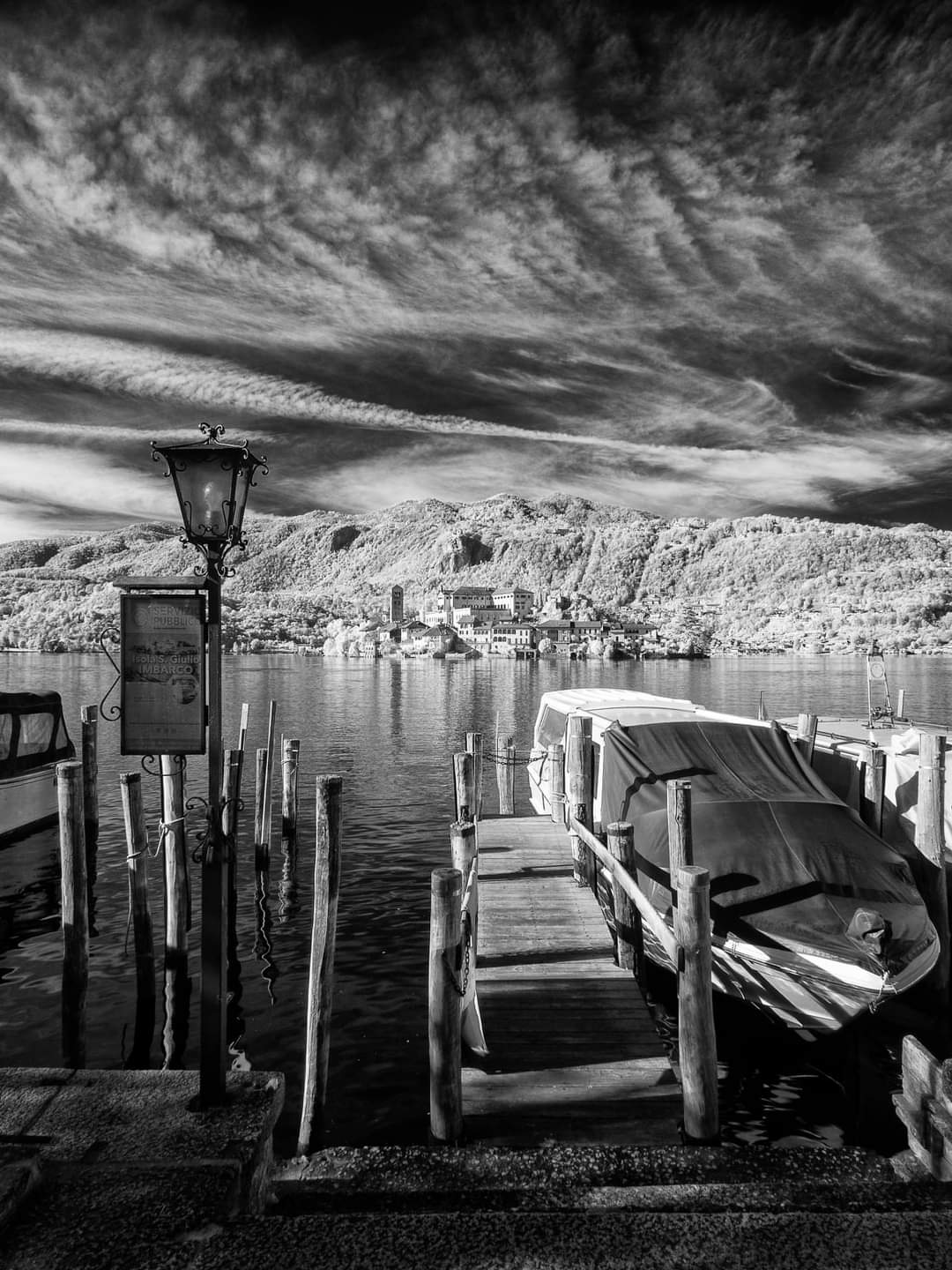 Lago di Orta: quiete e profondità tra molo, barche e cielo