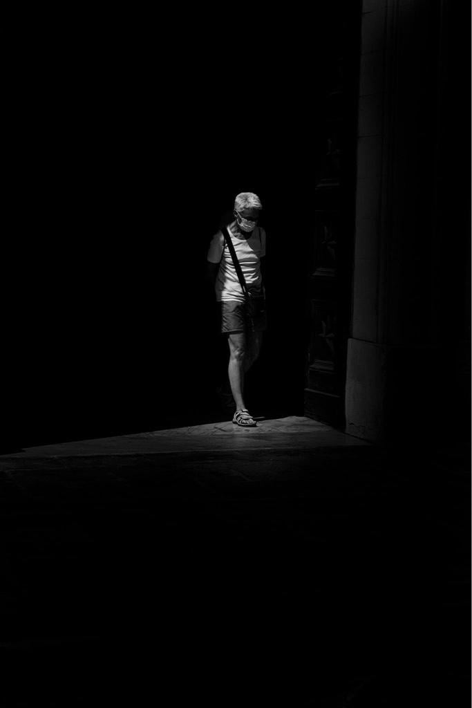 Covid-19: silhouette e distanza, una lettura tematica della solitudine urbana