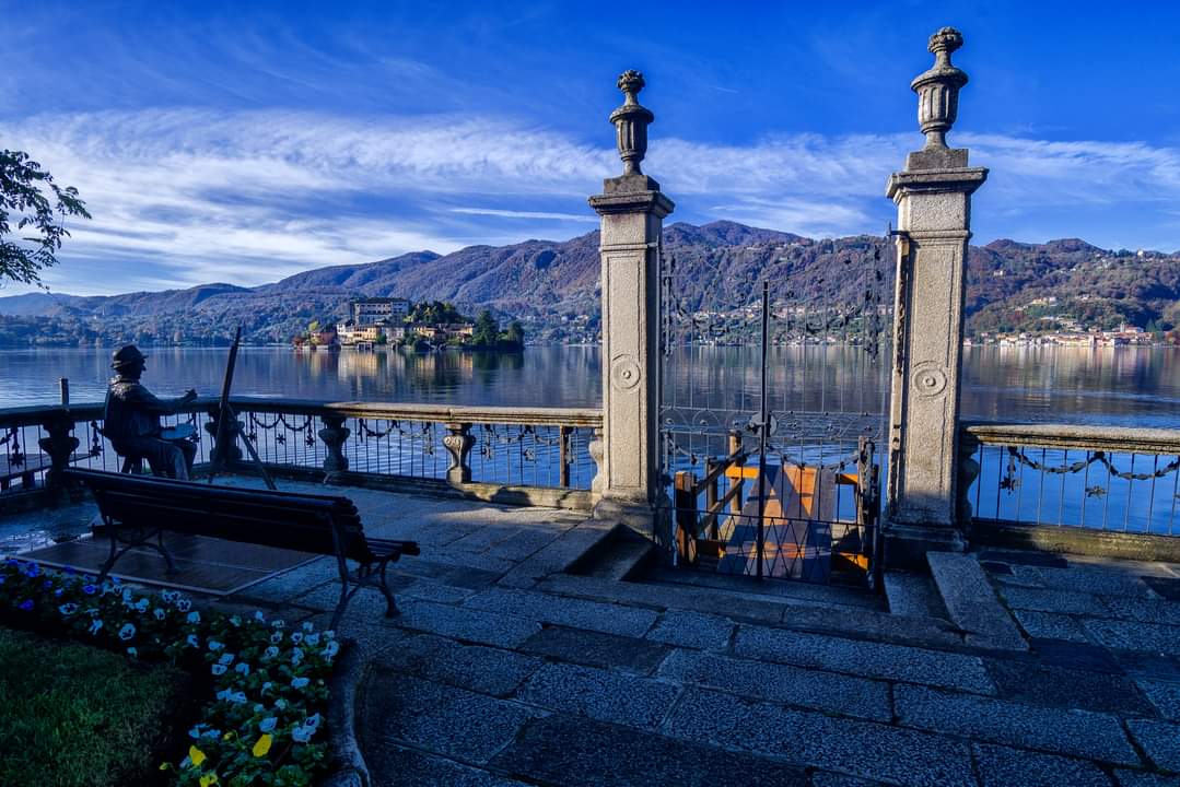 Orta San Giulio: dialogo di luce tra lago, statue e montagne riflessi sul silenzio azul