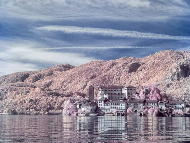 Lago d’Orta: poetico incanto tra acque calme e casolari versanti rocciosi