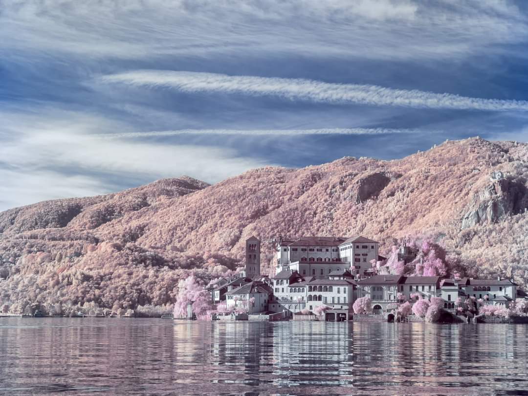 Lago d’Orta: poetico incanto tra acque calme e casolari versanti rocciosi