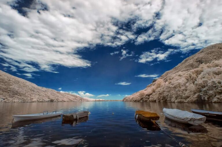 Lago di Mergozzo: quiete intensa e linee di riflesso tra sponde arrotondate