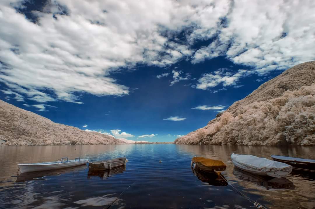 Lago di Mergozzo: quiete intensa e linee di riflesso tra sponde arrotondate