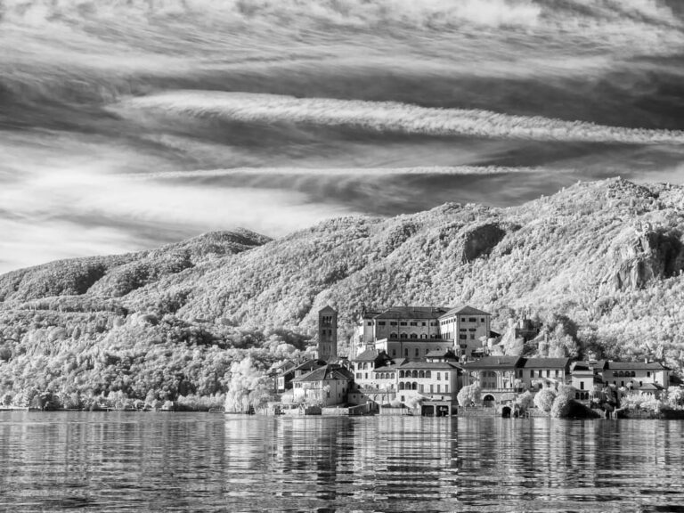 Lago d’Orta in bianco e nero: tensione tra lago, borgo e montagne