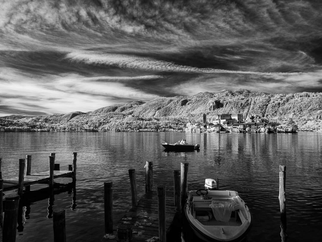 Orta San Giulio in bianco e nero: quiete, linee e riflessi sul lago