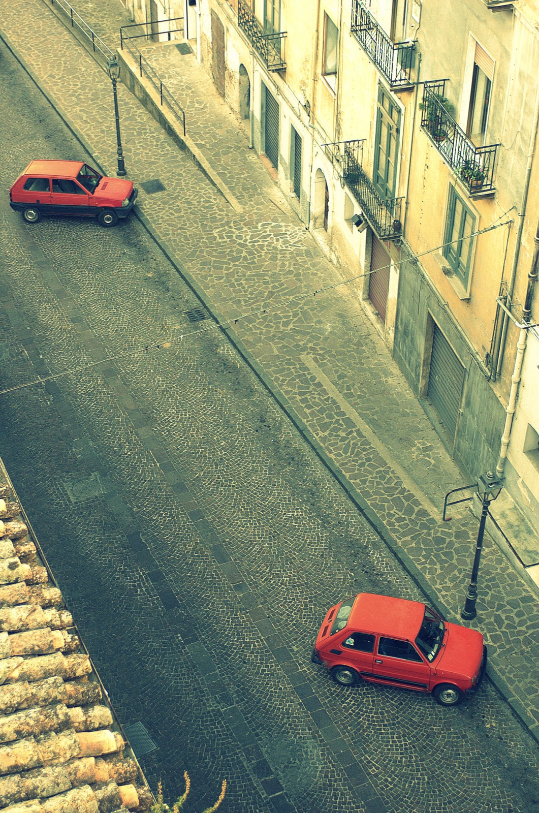 Coincidenze rosse e pavé: un viaggio visuale nel centro storico di Corigliano Rossano