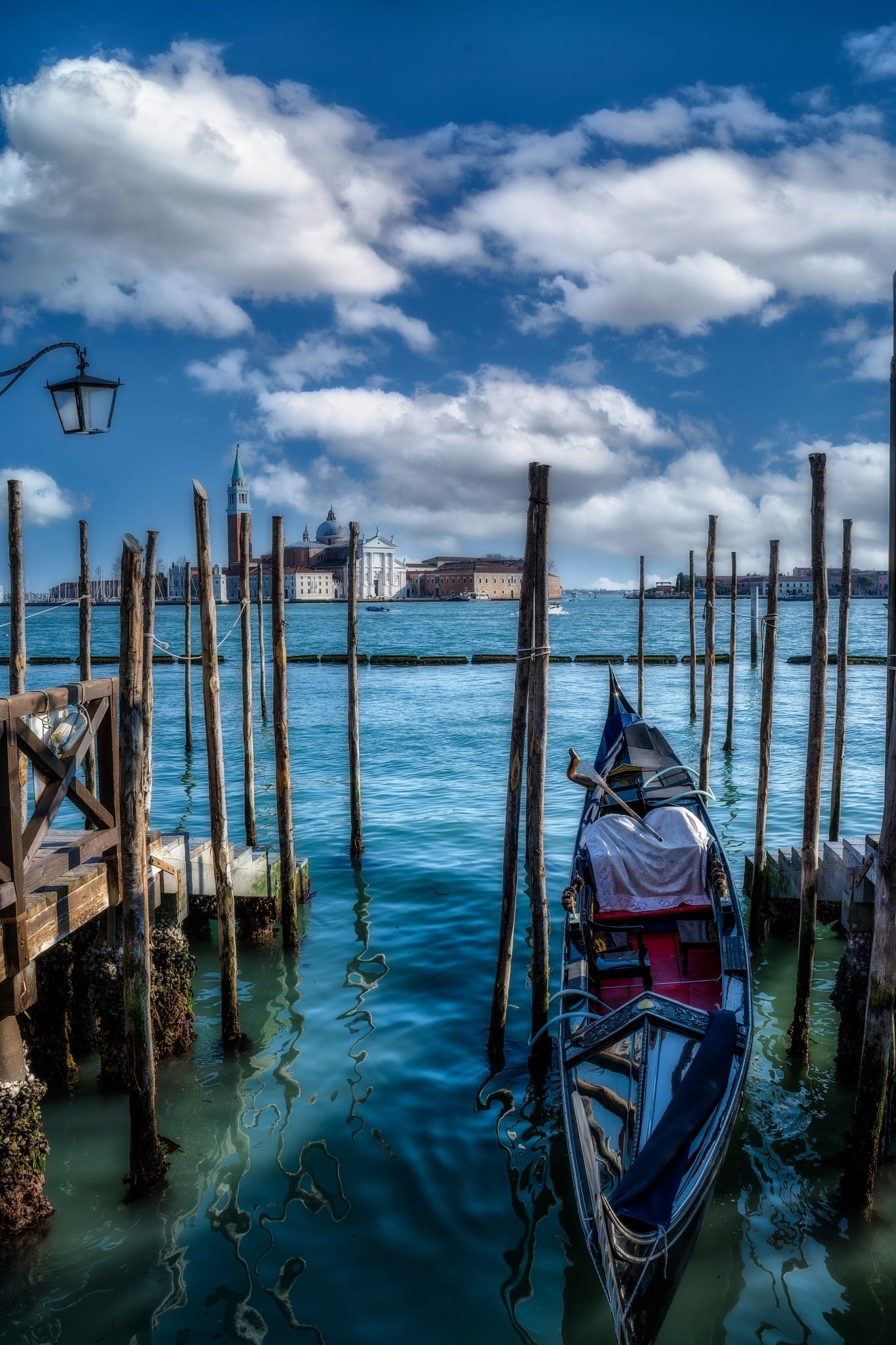 Venezia intima tra pali, acqua e luce: una lettura di profondità