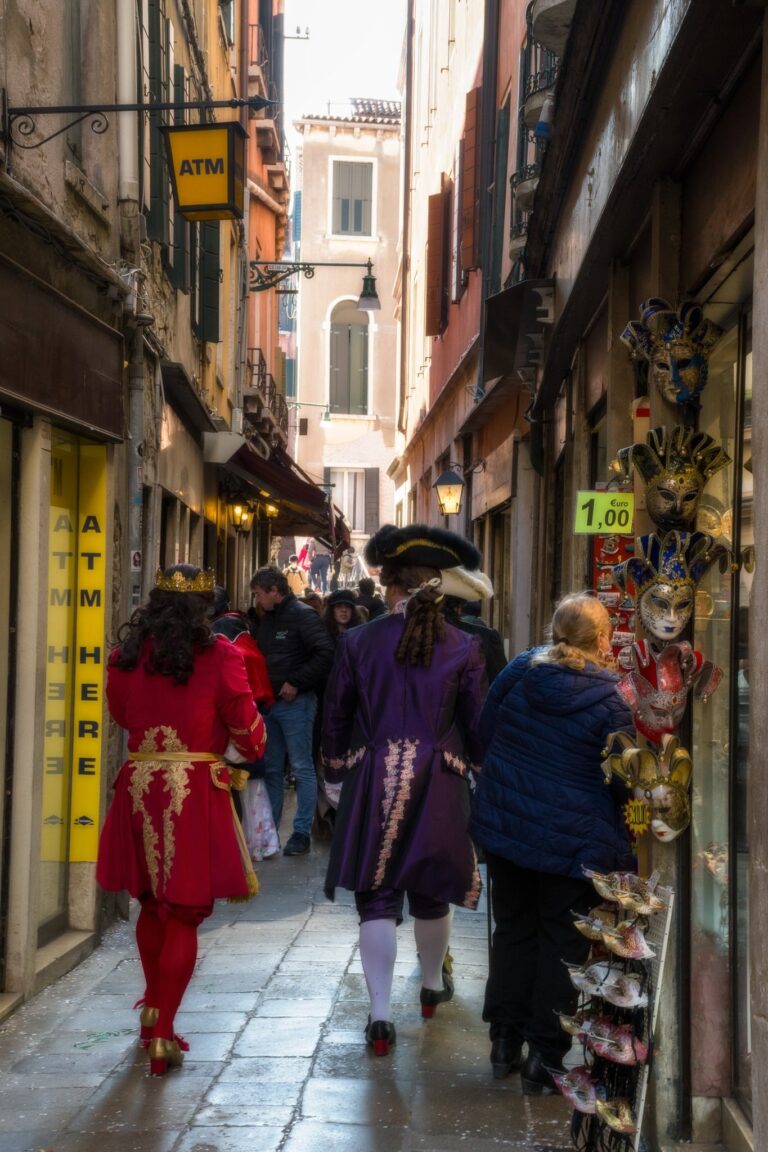 Costumi veneziani tra colori e luce in una calle dinamica di Venezia