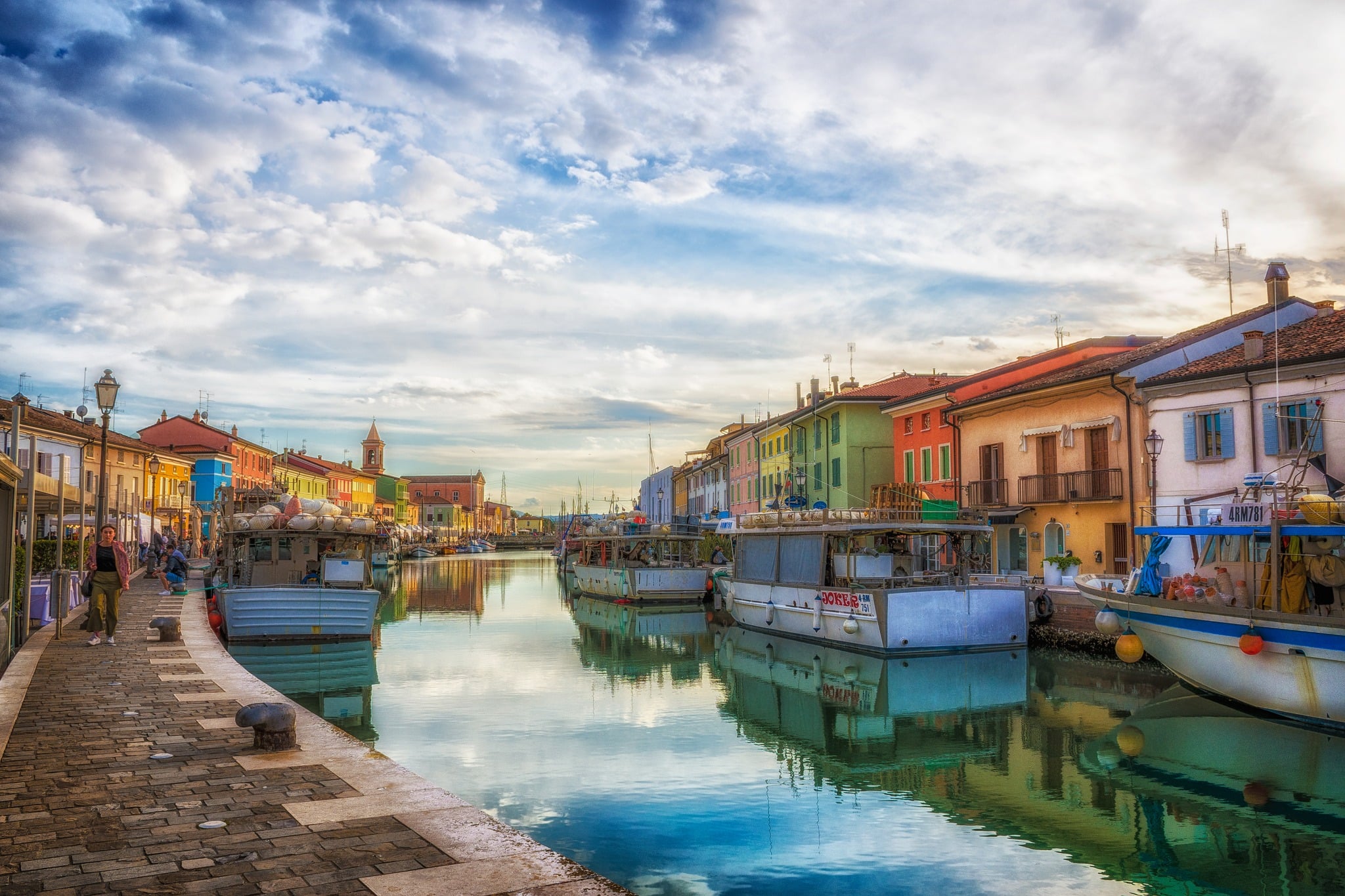 Cesenatico: colori pastello e linfa marina in un paesaggio urbano sereno lungo il canale