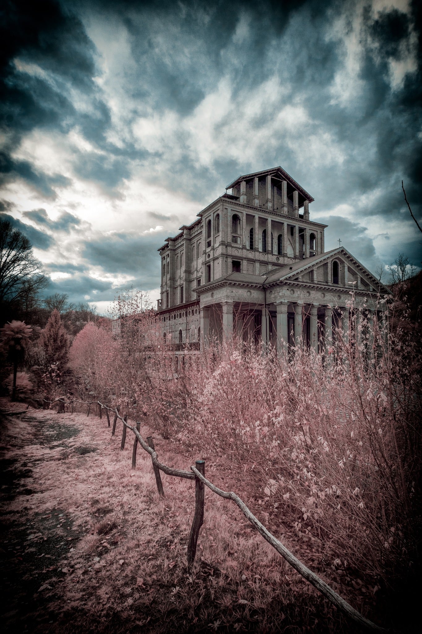 Santuario del SS Crocifisso di Boca in IR: silenzio, memoria e verticalità cromatica del Parco Monte Fenera
