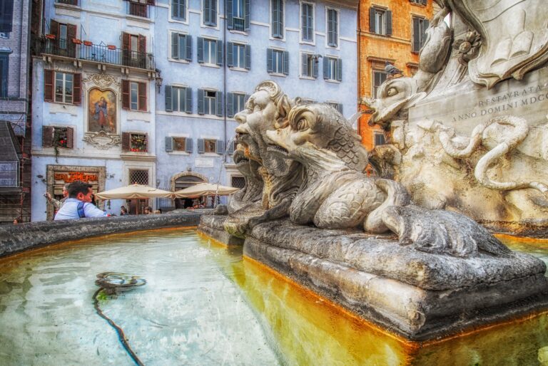 Roma tra vecchio stucco e monumento: una lettura di luci, riflessi e memorie