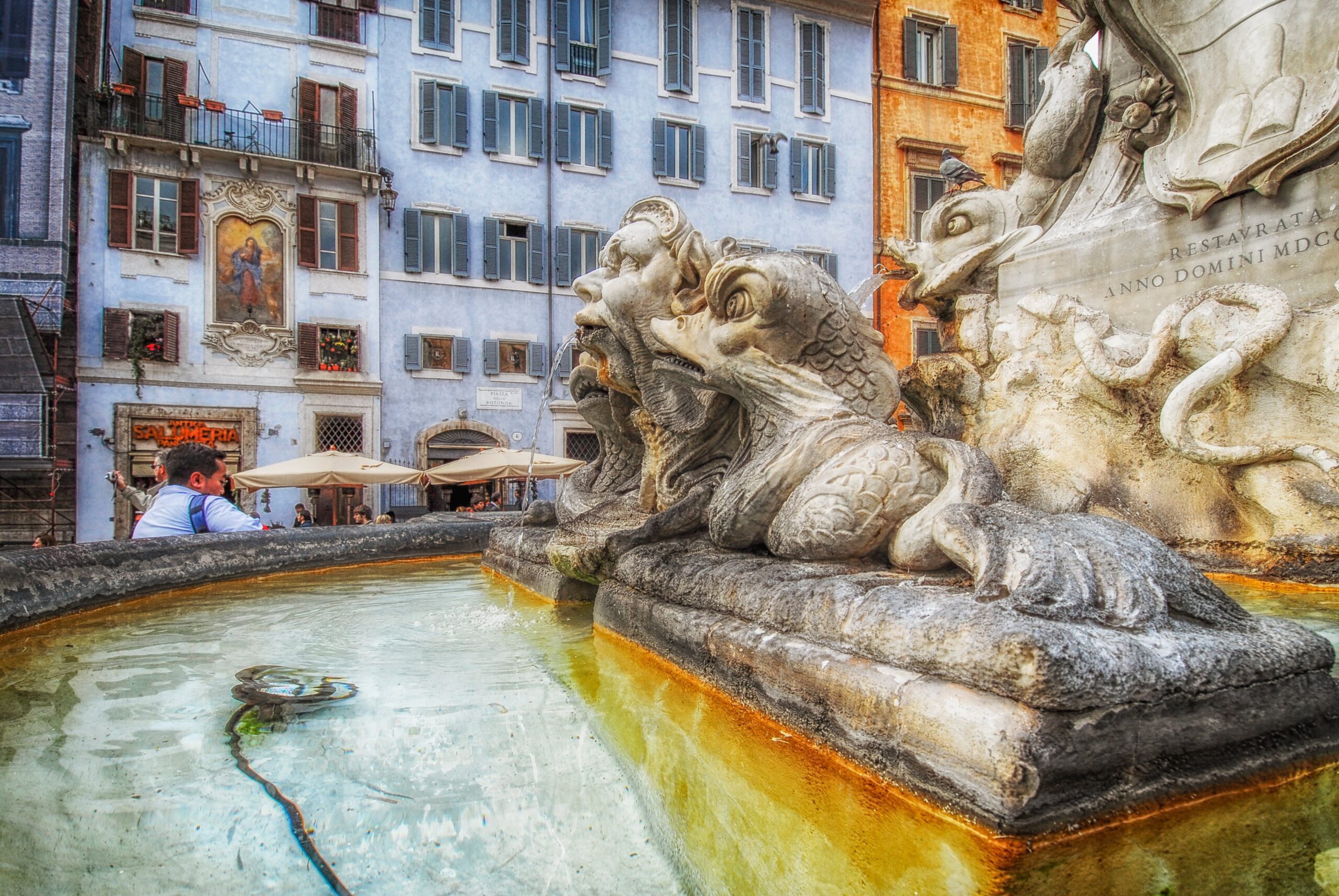 Roma tra vecchio stucco e monumento: una lettura di luci, riflessi e memorie
