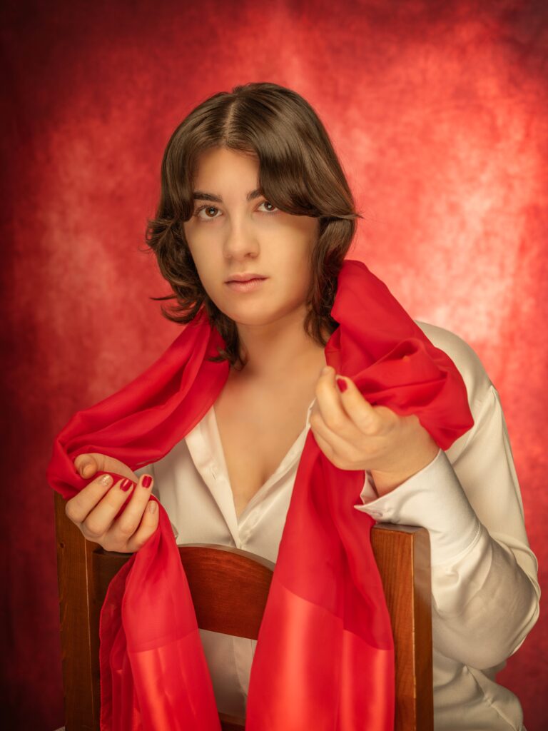 Martina in rosso: equilibrio tra colore, nitidezza e profondità del ritratto
