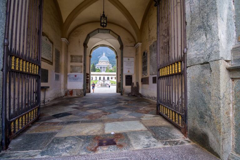 Corpo a corpo tra atrio e cupola: profondità e luce al Santuario di Oropa