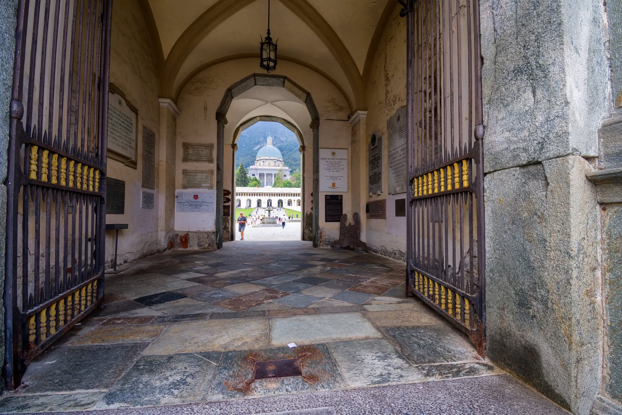 Corpo a corpo tra atrio e cupola: profondità e luce al Santuario di Oropa
