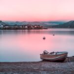 Lunga esposizione sul Lago Maggiore: rosa crepuscolare, quiete e riflessi tra riva e montagne