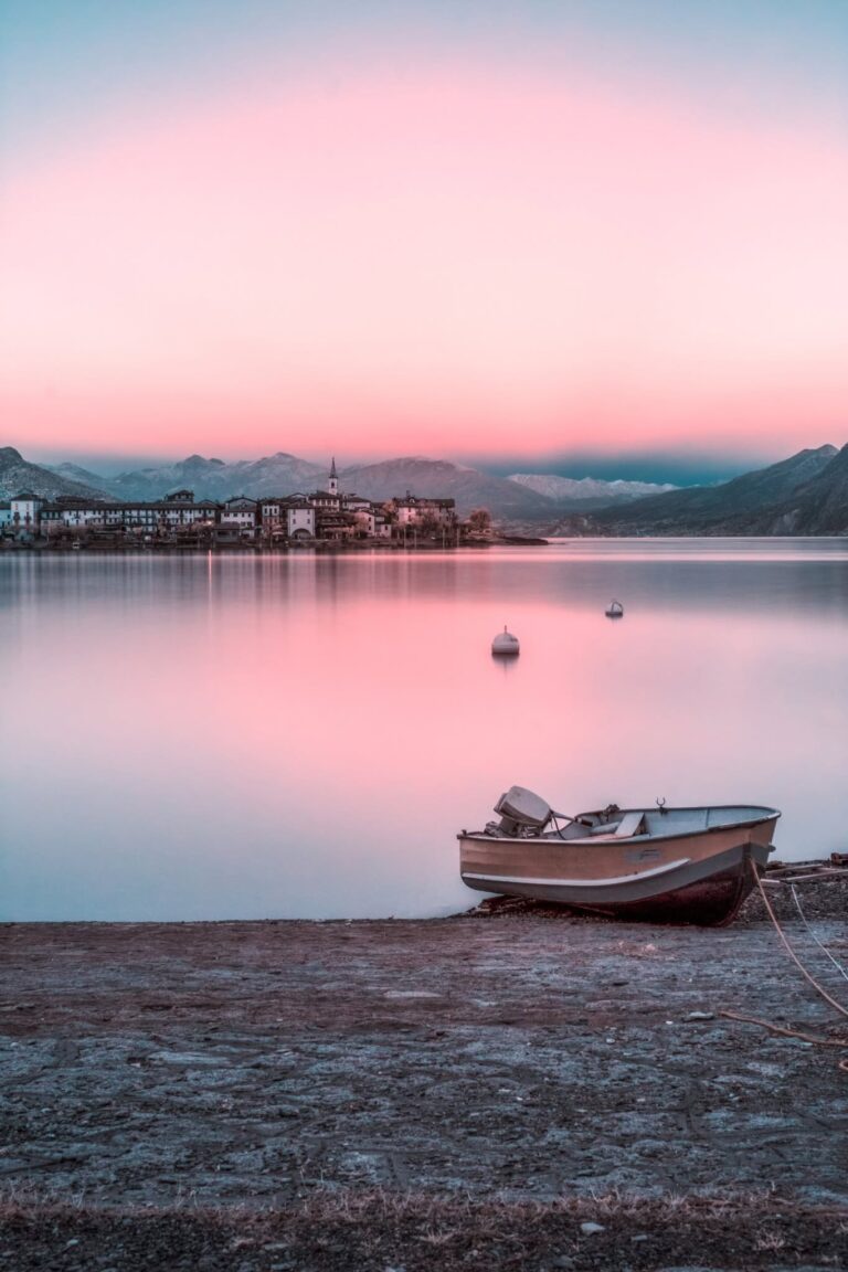 Lunga esposizione sul Lago Maggiore: rosa crepuscolare, quiete e riflessi tra riva e montagne