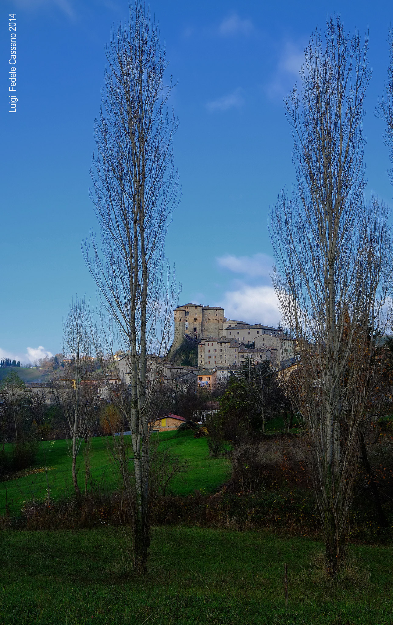 Sant’Agata Feltria: cornice di alberi e castello sotto luce morbida e nitida della day light