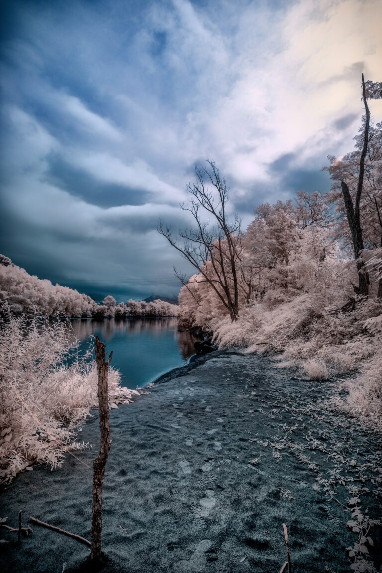 Fiume Toce: dramma tra cielo cyan e riflessi rosati in una soglia tra realtà e dreamscape