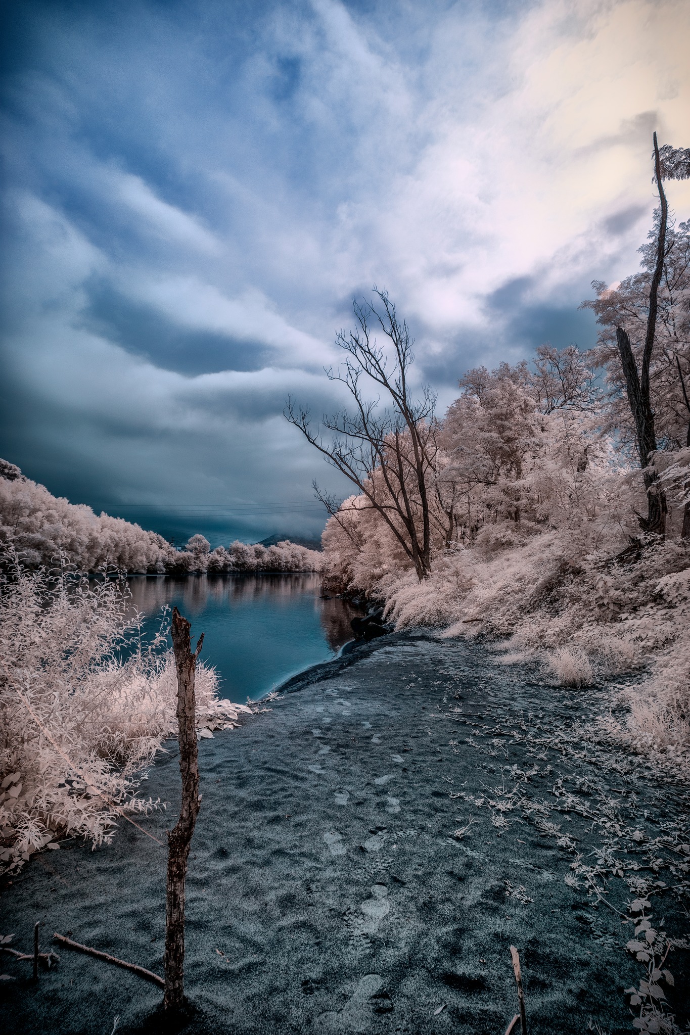 Fiume Toce: dramma tra cielo cyan e riflessi rosati in una soglia tra realtà e dreamscape