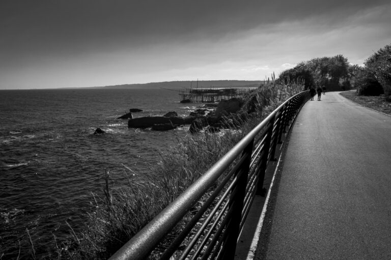 Linea di silenzio tra mare e cielo sui Trabocchi in bianco e nero