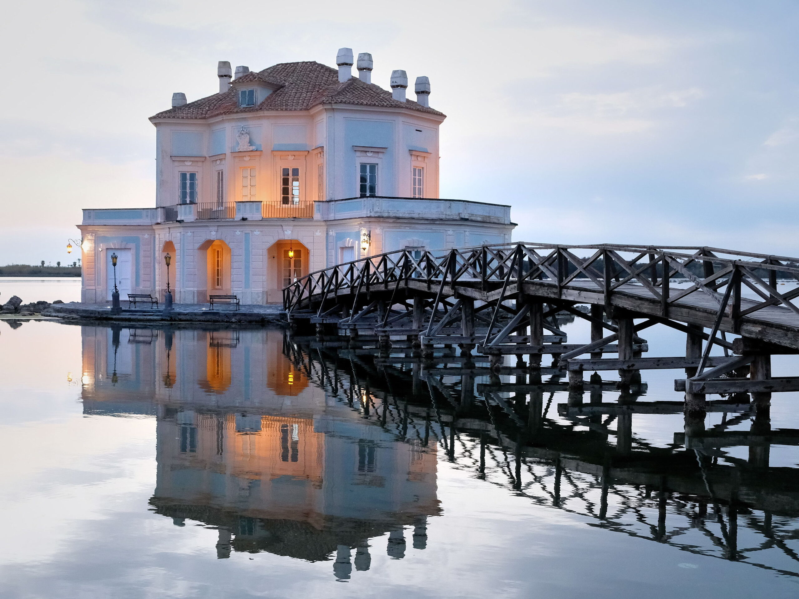 Casina Vanvitelliana: luce dolce, riflessi e simmetria sull’acqua del Fusaro