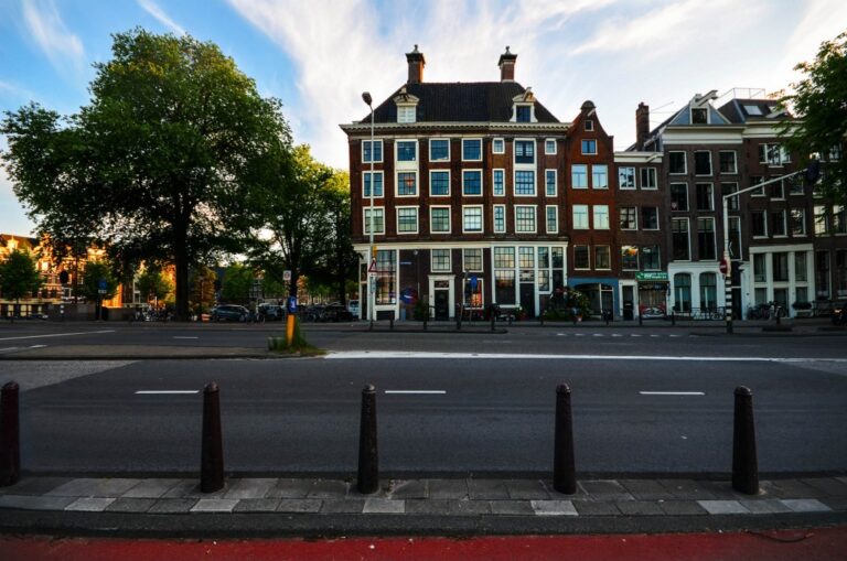 Equilibrio tra strada ed edificio centrale: lettura di una composizione milledueuropea a Amsterdam