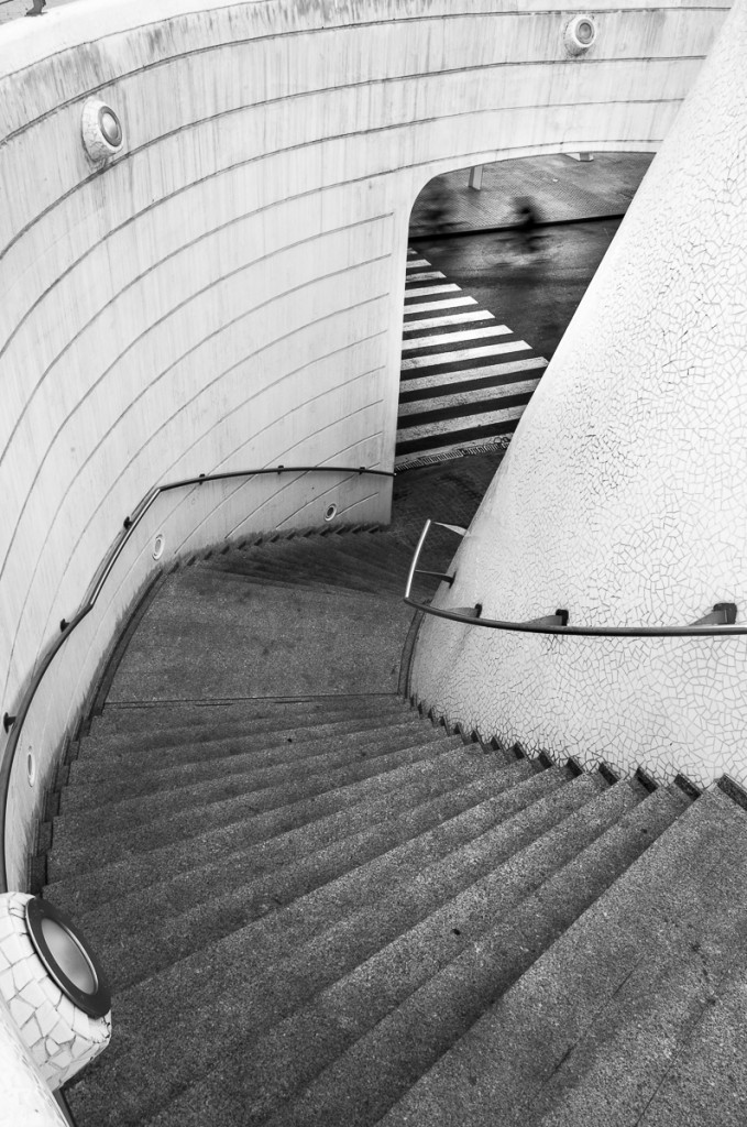 Geometrie in bianco e nero: vortice di scale e luci in prospettiva architettonica