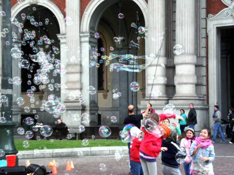 Bolle di gioia e cornice urbana: dinamica tra gesto e architettura