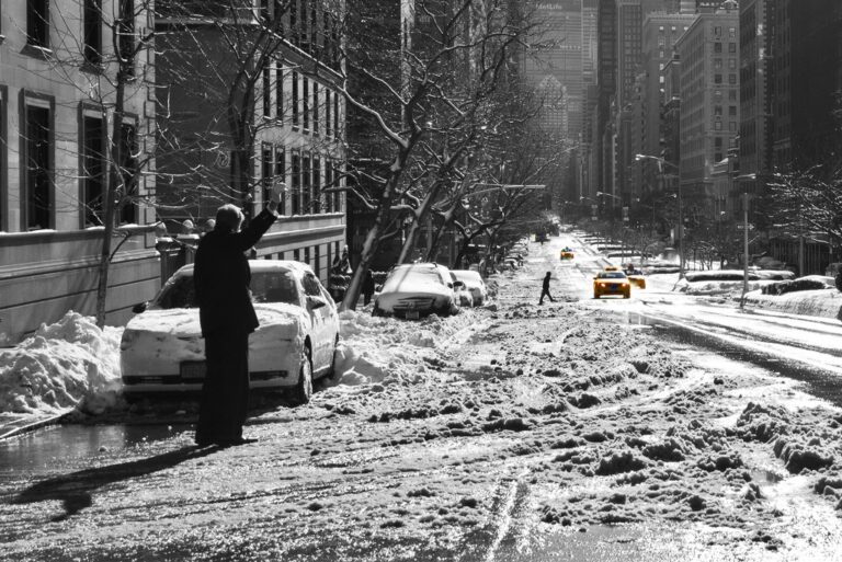 Neve, taxi e luci: una metropoli ferma tra grigio e giallo urbano