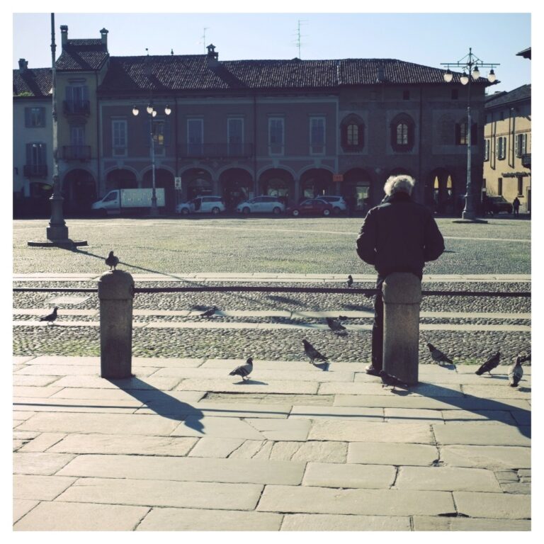 L’attesa tra colonne e archi: lettura tonale di una scena urbana
