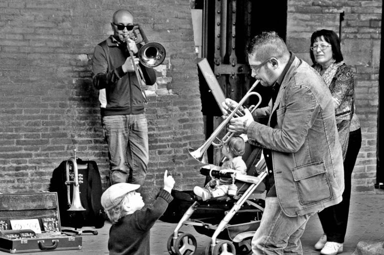Complicità tra pubblico e musicista: un momento di danza silenziosa