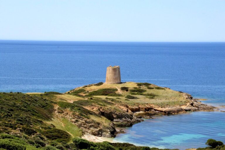 Torre di Piscinnì: quieta resistenza tra mare e costa