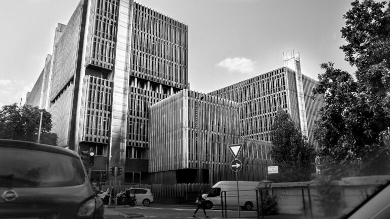 Architettura urbana in bianco e nero: gesti di città, luci e profondità