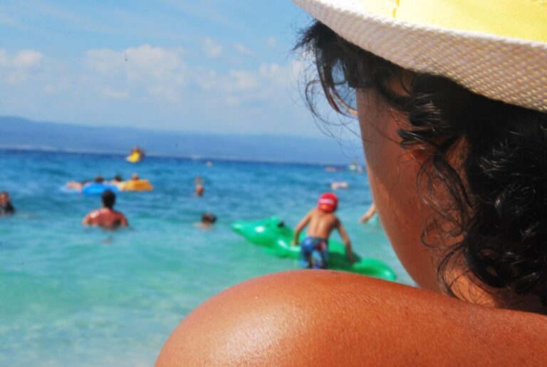 Estate in primo piano: mare, luce e dinamismo contenuto dell’inquadratura offerta
