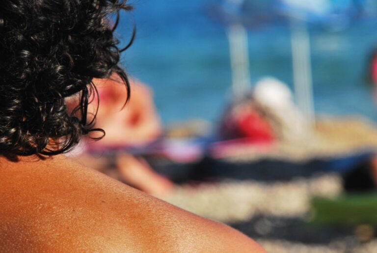 Calore della pelle e azzurro mare: quiete e profondità in controluce di una stagione estiva