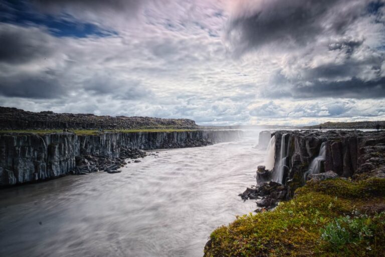Dettifoss: drammatico equilibrio tra potenza d’acqua e quiete del basalto