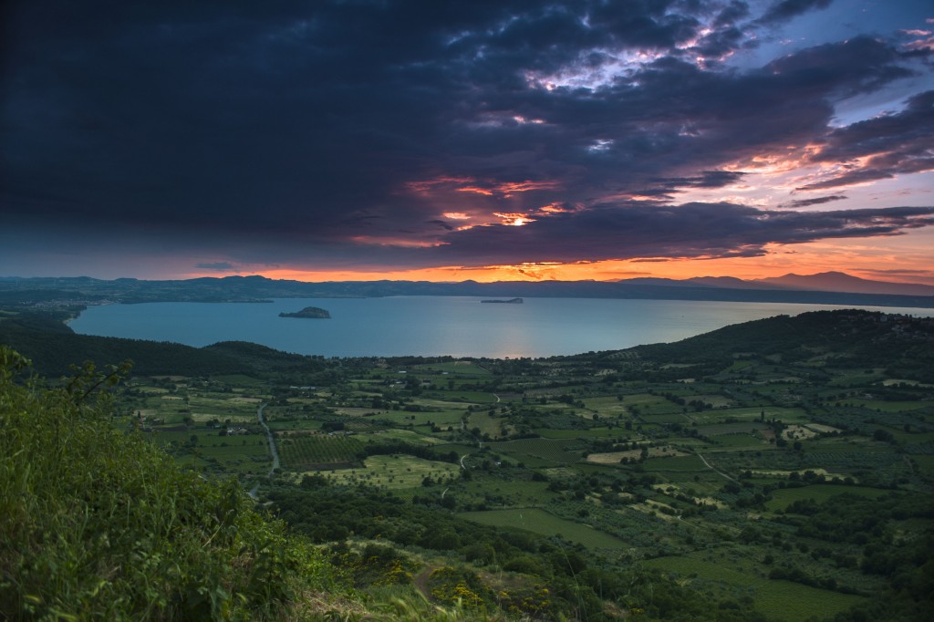Tramonto estivo: profondità e quiete tra cielo e valle a zigzag