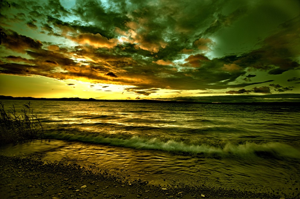 Estate sospesa tra mare e cielo: luce, ombre e texture in una scena di fine giorno