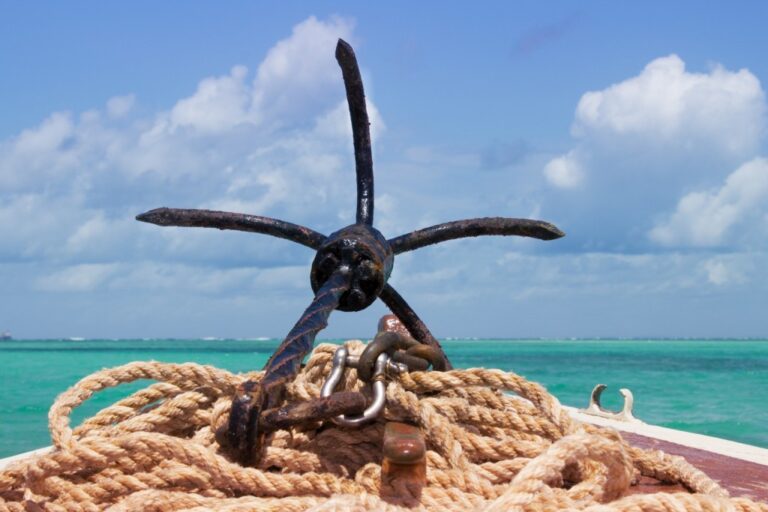 Ancora: solida storia di mare, linea di corda e controluce azzurro