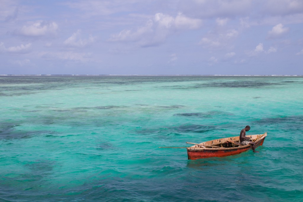 Pescatore: quiete, colore e rapporto uomo-mare in una scena esotica