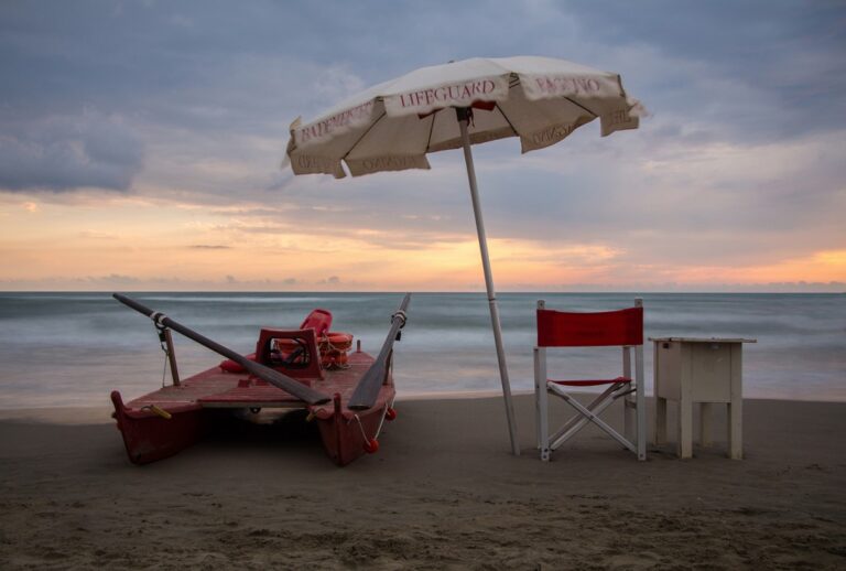 Versilia al crepuscolo: quiete, sabbia dorata e mare freddo in bilico tra ombre e luce