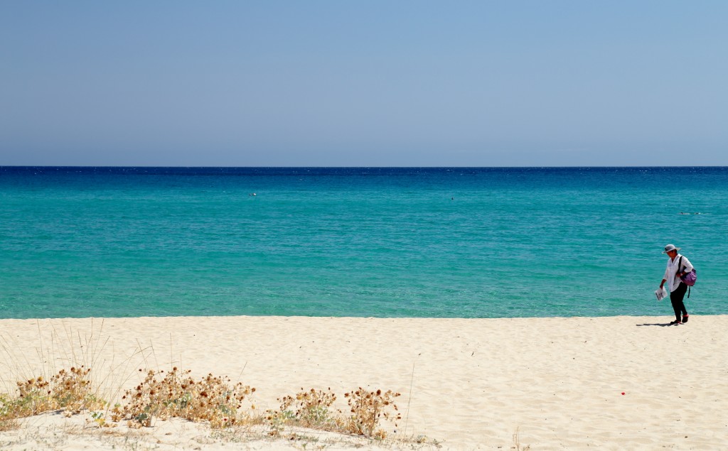 Cala di Sinzias: silenzio estivo, mare azzurro e linea d’orizzonte pulita